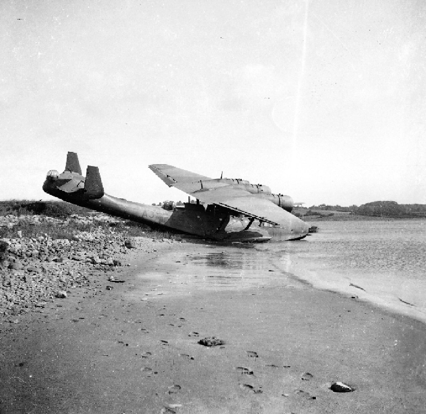 1945年6月,德国投降后,约15架 Do 24 海上搜救飞机在英国皇家空军台风式战斗机护航下集结于施莱斯维希,机身涂有醒目的红十字标志。战后搜救大队指挥官卡尔·博恩与英方谈判获准保留机队完成最后的人道搜救使命,这一整列 Do 24 成为二战欧洲战场的最后编队之一。