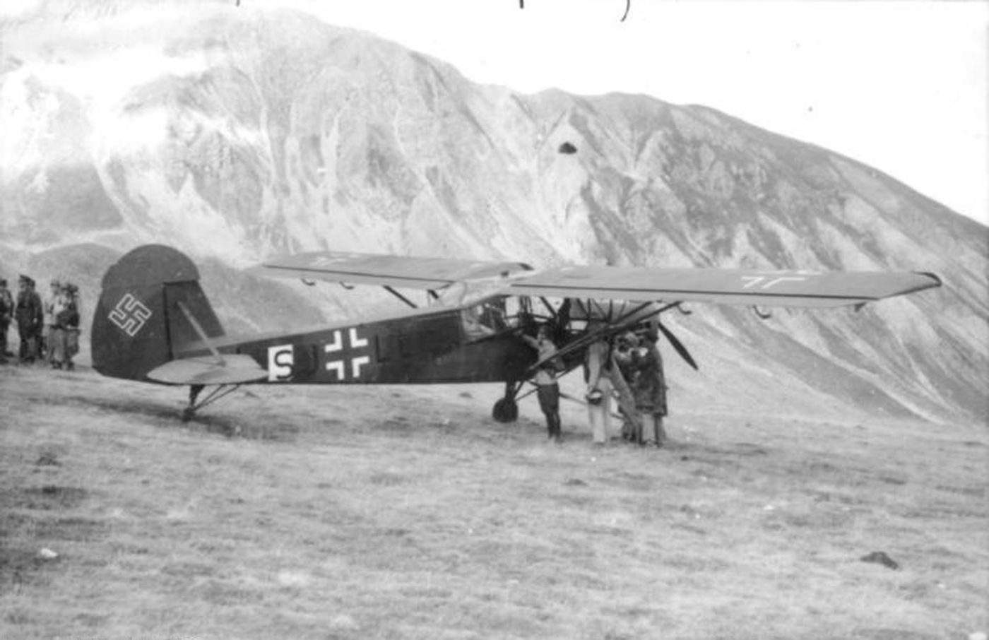 1943年9月12日「橡树行动」中,墨索里尼挤进菲斯勒 Fi 156C-3/Trop 座舱,准备从意大利大萨索山帝王台旅馆前起飞。在斯科尔兹内陪同下,这架严重超载的「鹳」式依靠出色的短距起降能力,从山巅险地强行起飞,将获救的墨索里尼送往德国。这成为二战史上最著名一次营救行动的关键一环。
