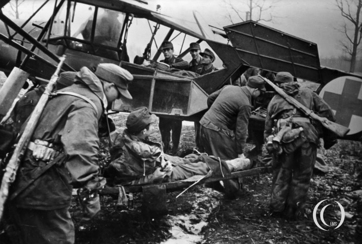 1944年2月,苏联前线,德国空军菲斯勒 Fi 156「鹳」式从普里皮亚季以南的主要战线后送伤员。凭借卓越的短距起降能力,「鹳」式能在极简陋的前线机场起降,是德军伤员后送与联络任务中不可或缺的飞机。