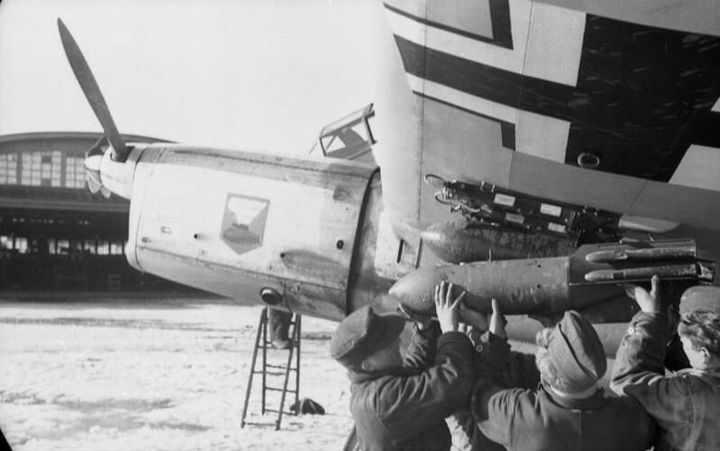 「东线战争」期间，一架福克-沃尔夫 Fw 189「飞行之眼」在苏德战场上空架设相机执行侦察任务。凭借其宽阔的观察视野与灵活的盘旋机动，它能长时间追踪苏军后方动向，为德军炮兵与装甲部队提供实时目标指引，是苏军最忌惮的敌机之一。