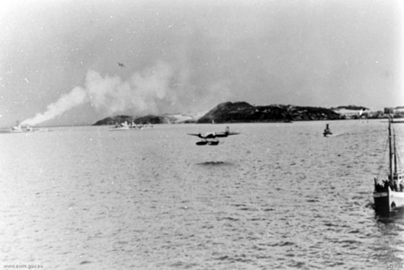 1940年,挪威特隆赫姆附近海域飞行的亨克尔 He 115。时值「挪威战役」期间,德军水上飞机广泛执行侦察、反潜与部队补给任务,特隆赫姆是其重要的水上基地。