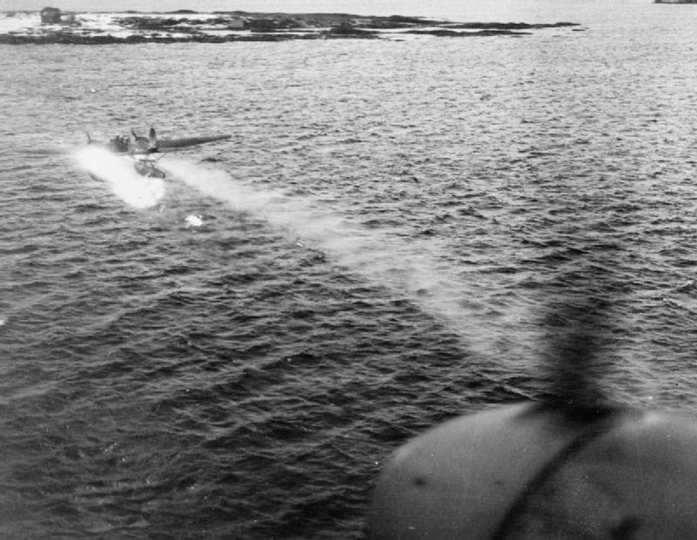 1943年,一架在挪威海域被击落坠毁的亨克尔 He 115。随着盟军护航战斗机与雷达巡逻加强,老旧的 He 115 在近海袭击任务中损失日益增大。