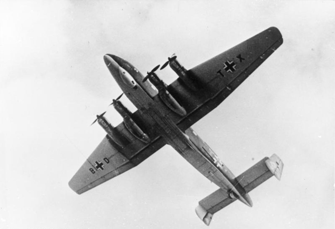 1942年，容克斯 Ju 290 V1 原型机试飞画面。V1 于当年7月16日完成首飞，随后在容克斯工厂进行密集试飞，验证了大型机身与四发布局的飞行性能。
