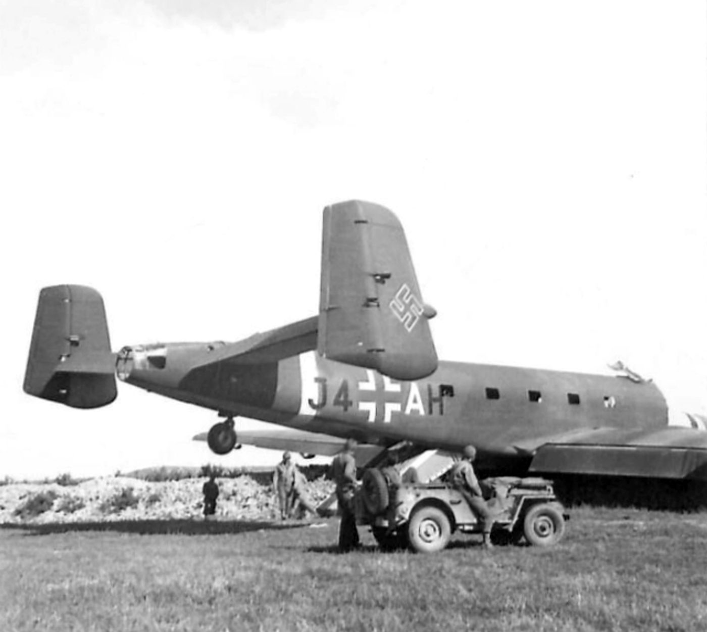 1943年5月，突尼斯比塞大-西迪艾哈迈德机场上一架被毁的 Ju 290A-1。轴心国在北非溃败后，多架 Ju 290 来不及撤离，被盟军摧毁或缴获。