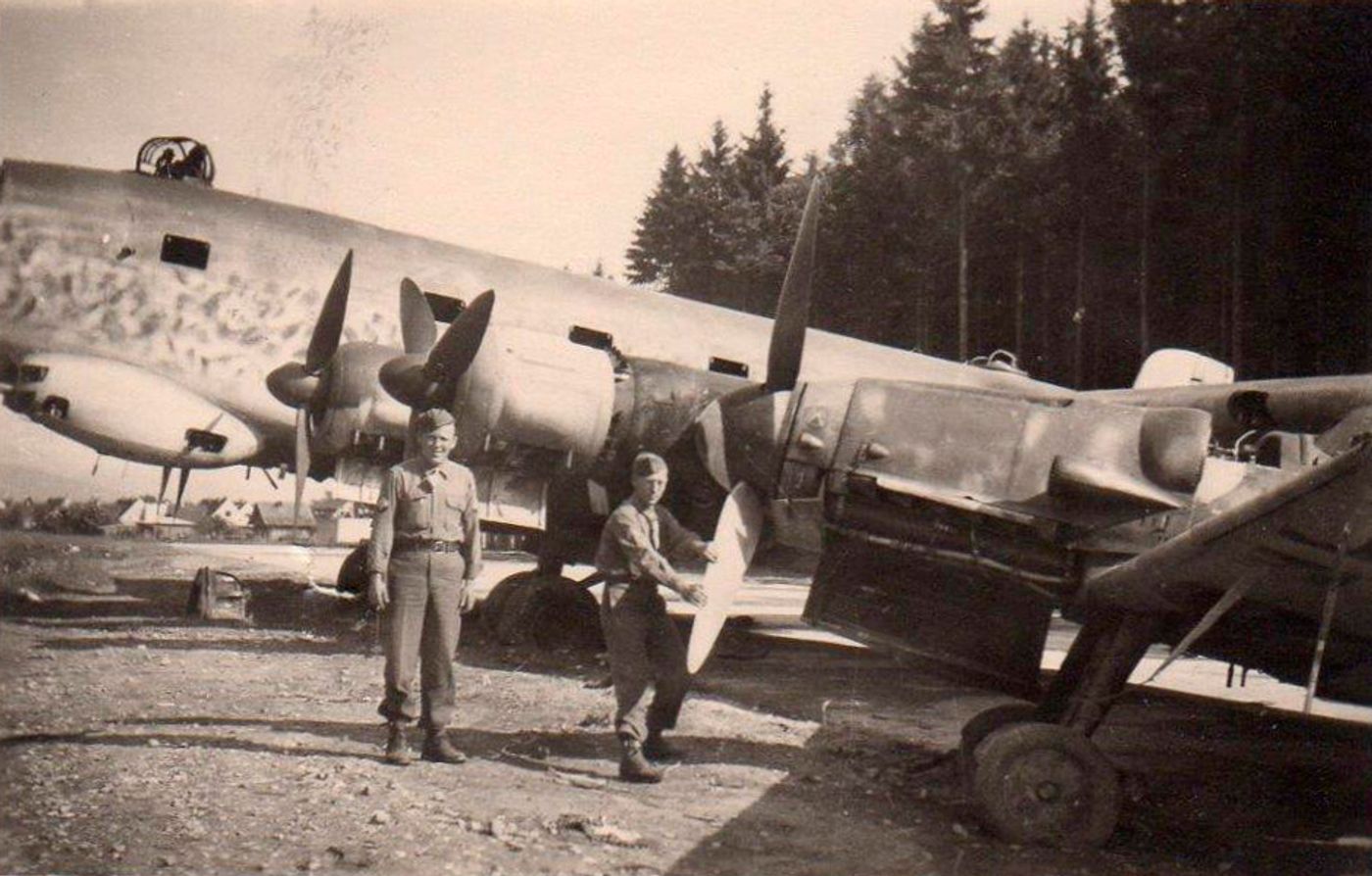 1945年5月战争末期，奥地利萨尔茨堡机场上一架 Ju 290A-4 与三架梅塞施密特Bf 109 并排停放。照片由美军拍摄，记录了战争结束时被盟军接管的德国战机。