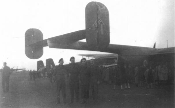 战争末期被盟军缴获的一架阿拉多 Ar 232「千足虫」运输机。1944年盟军全面夺取制空权后,仅存的 Ar 232 大多转入训练用途,部分样本在战争结束前后被缴获并运回西方测试,其开创性的尾部装卸坡道与多轮起落架设计对战后运输机发展产生了深远影响。