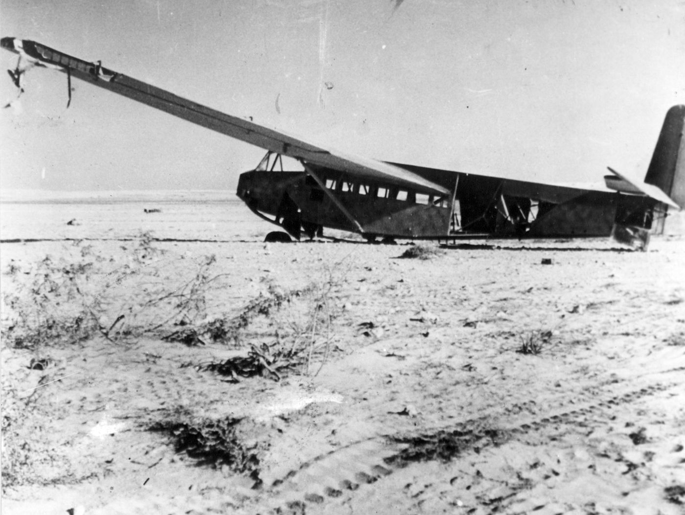 1943年初，「北非战役」期间，轴心国军队节节败退，一架被遗弃的 DFS 230 突击滑翔机丢弃在利比亚沙漠的基地中。随着盟军在「阿拉曼战役」后全面反攻，为非洲军团提供补给的空运力量不断遭打击，这种无动力滑翔机因缺乏拖曳飞机与护航而逐渐退出北非战场。