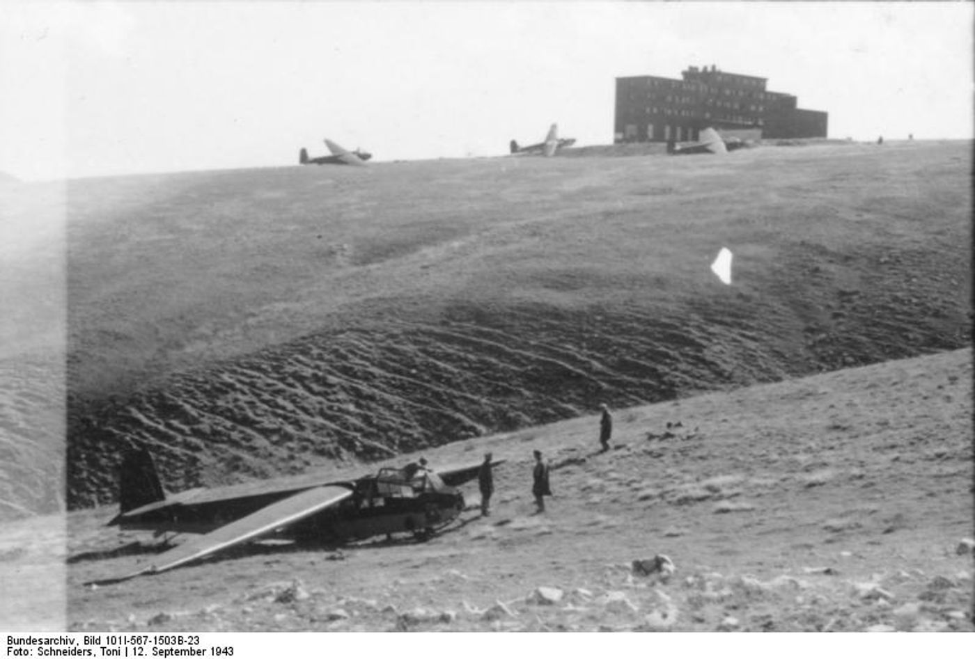 1943年9月12日，「橡树行动」期间，一架 DFS 230 滑翔机成功降落在意大利大萨索山区的山坡上，随后突击队员袭抵坎波因佩拉托雷旅馆，救出被囚的墨索里尼。这次大胆的特种机降行动充分展现了 DFS 230 在陡峭地带精确着陆的能力，成为二战最著名的突击滑翔机作战之一。