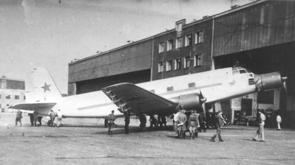 一架被苏军缴获的 Ju 352 停在厂房前,垂尾可见苏联红星标志。战后该机被苏联等国家继续使用,是容克斯末期运输机的罕见留存。