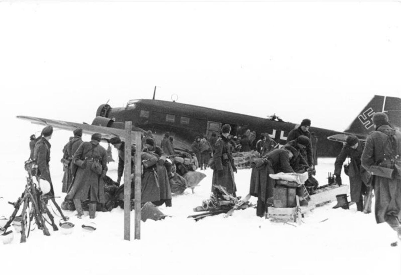 1941年12月,在东线严寒的野战机场上,一架容克斯 Ju 52 停在雪地中执行对第16集团军的空运补给任务。当苏军于杰米扬斯克包围德军部队后,Ju 52 机群冒着恶劣天气与空袭风险,架设起一条条空中补给线,努力为包围圈中的德军运送弹药、燃料与给养,展现出这种运输机在严酷东线环境下顽强运转的能力。