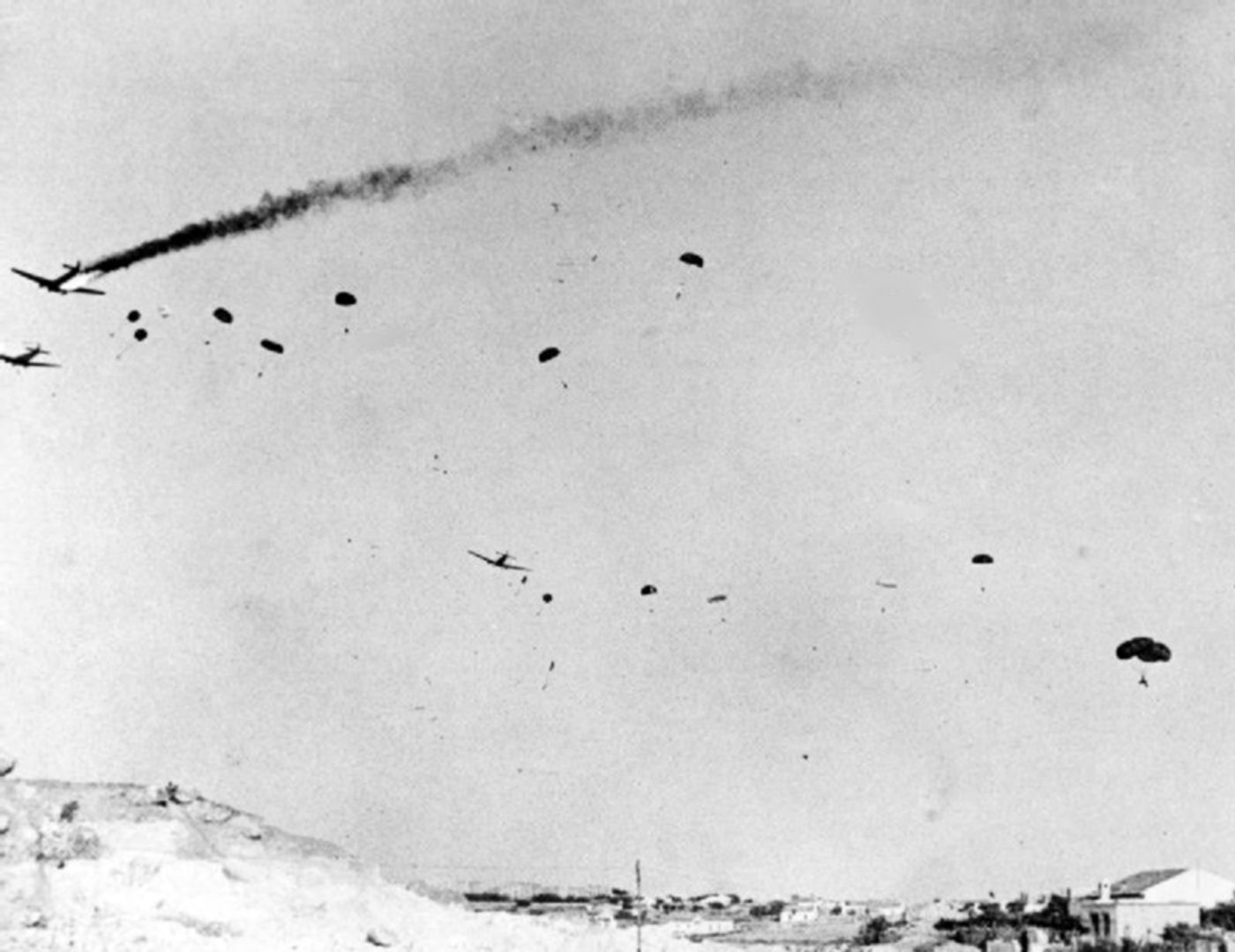 1941年5月「克里特战役」期间,一架在岛屿上空被击中的容克斯 Ju 52 拖着浓烟坠向地面。这场代号「水星行动」的大规模空降作战,见证了德军空降兵的惨烈搏杀,也让慢速脆弱的 Ju 52 机群付出了极为高昂的代价,大批运输机在英军与希腊守军的火力下化为残骸,成为这场皮洛士式胜利的重要注脚。