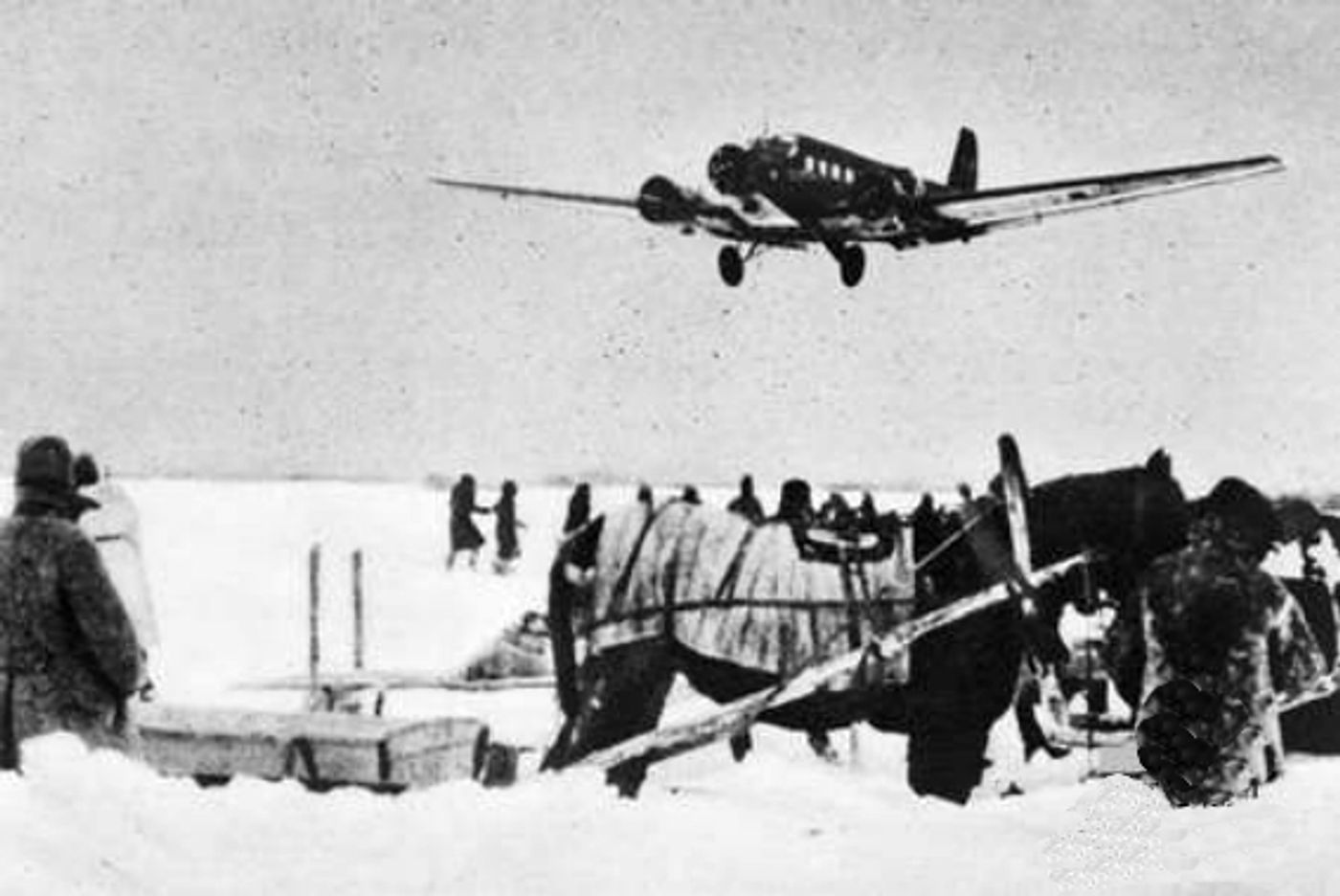 1942年底,一架容克斯 Ju 52 飞向被围困的斯大林格勒前线。为解救陷入包围的德军第6集团军,德国空军倾全力组织空中补给,Ju 52 机群昼夜穿梭于炮火与苏军战斗机封锁之间空投物资。尽管付出了约266架运输机被击落的惨重代价,「斯大林格勒保卫战」中的空运营救终究未能扭转第6集团军覆灭的命运。