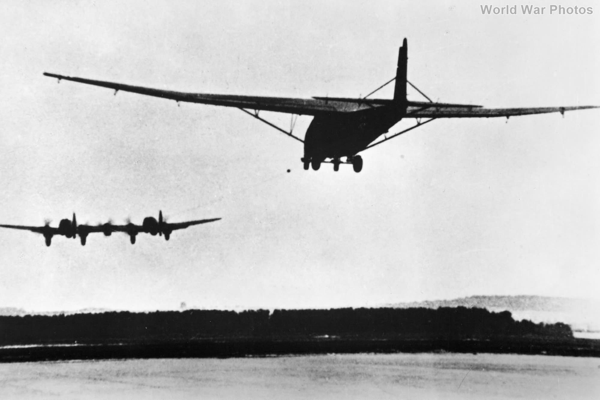 1942年，一架 Me 321 在空中由专用的亨克尔He 111Z双体牵引机拖曳飞行。He 111Z 将两架 He 111 通过新增的中央翼段相连并加装第五台发动机，专为牵引 Me 321 研制，解决了早期牵引机动力不足、无法拖起满载滑翔机的问题。