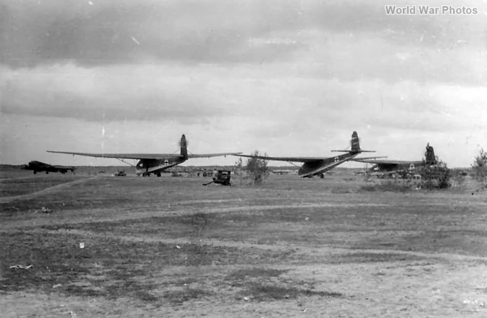 1942至1943年间，东线机场上停放的三架 Me 321 滑翔机与一架容克斯Ju 90牵引机。Ju 90 是 Me 321 早期的主要牵引机型，但因动力不足以牵引满载的 Me 321，后来逐渐被 He 111Z 取代。