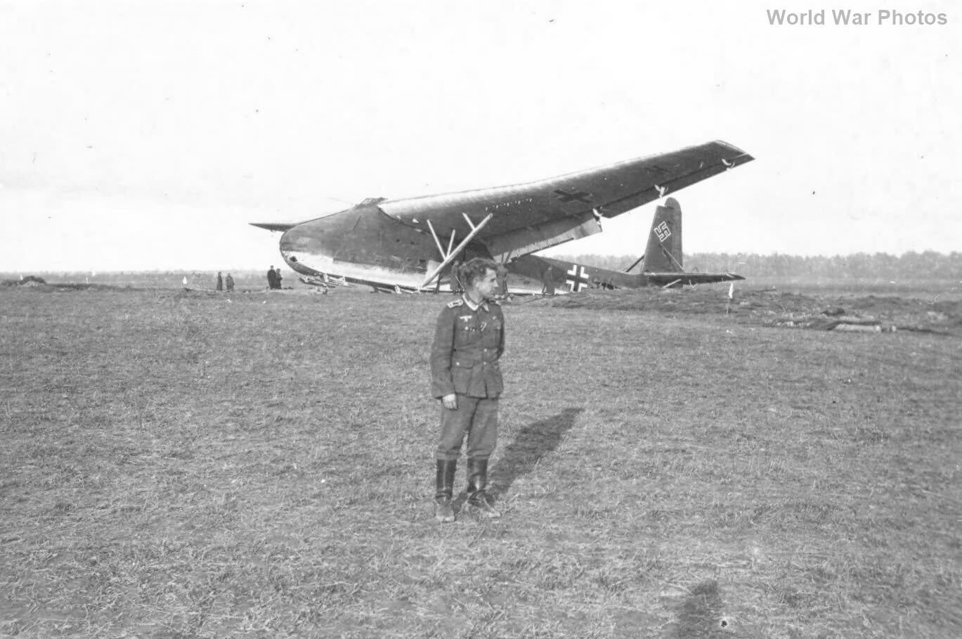 1942年，东线机场上编号 W2-SH 的 Me 321 滑翔机。Me 321 在东线主要用于后方区域的后勤补给；1943年曾为「斯大林格勒」解围行动做准备，但抵达前线时已无合适机场可用，随即被撤回德国，此后多被封存、报废或改装为动力型 Me 323。
