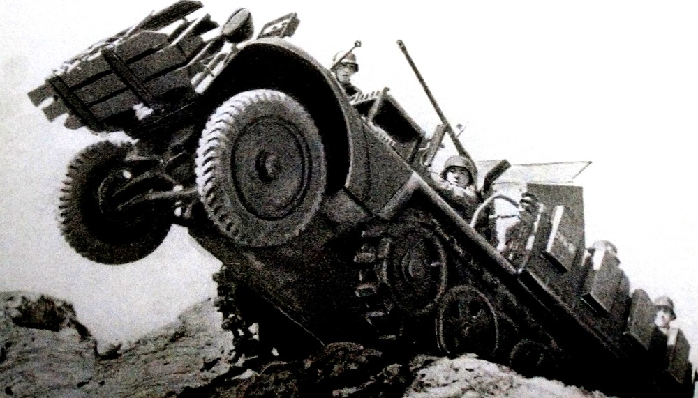 1941年,一辆跨越壕沟的Sd.Kfz.10/5半履带防空炮车,注意其车体前方加装了配重块。
