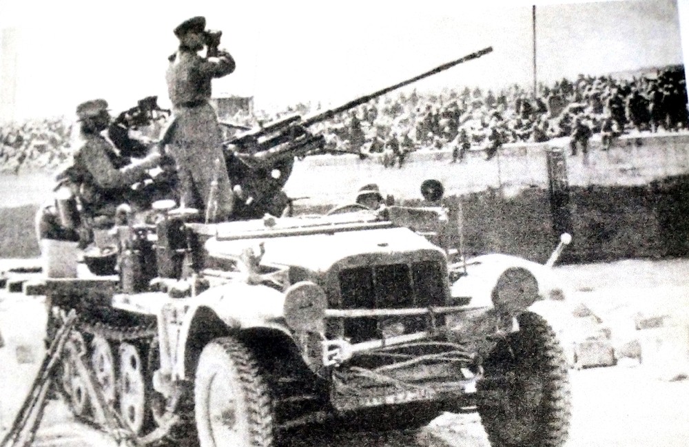 1942年6月,在非洲战场托布鲁克港,编号为WH-27503的德军一辆Sd.Kfz.10/4半履带防空炮车。该车指挥官正在作对空观察,炮手已作好战斗准备。