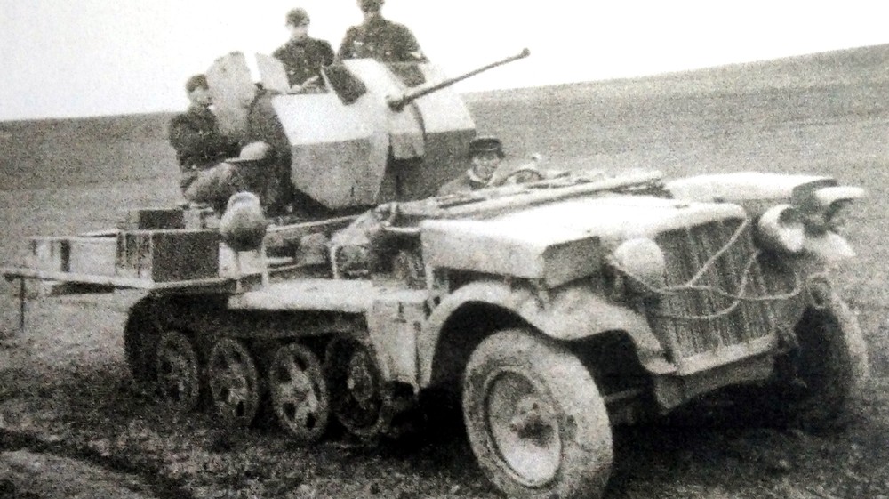 1942年,东线,一辆不明部队的Sd.Kfz.10/4半履带防空炮车,注意其火炮平台上放置了额外的弹药箱。