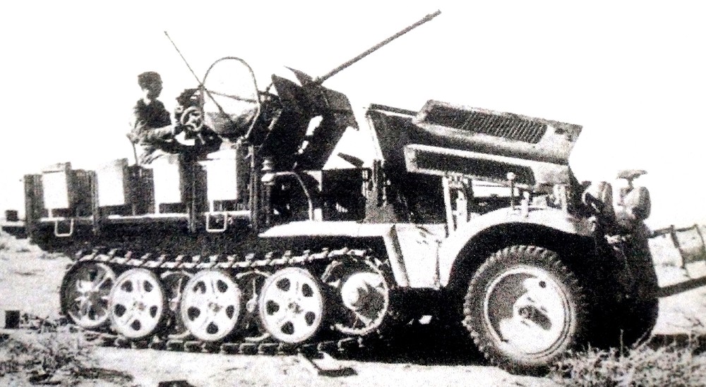 1942年10月,非洲战场厄尔·阿拉曼地区,一辆缴获自德军第606轻型防空营的Sd.Kfz.10/5半履带防空炮车。