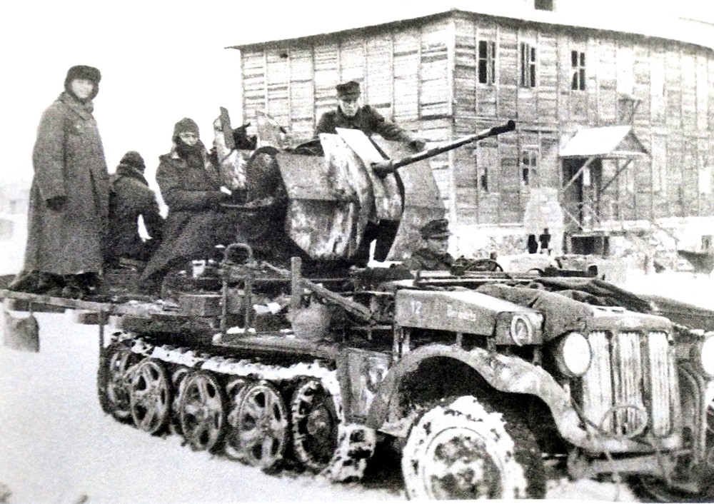 1942年冬天,东线苏联战场,一辆德军不明单位的Sd.Kfz.10/5半履带防空炮车,注意其车身挡泥板处额外安装了用于放置步枪的两个箱子。