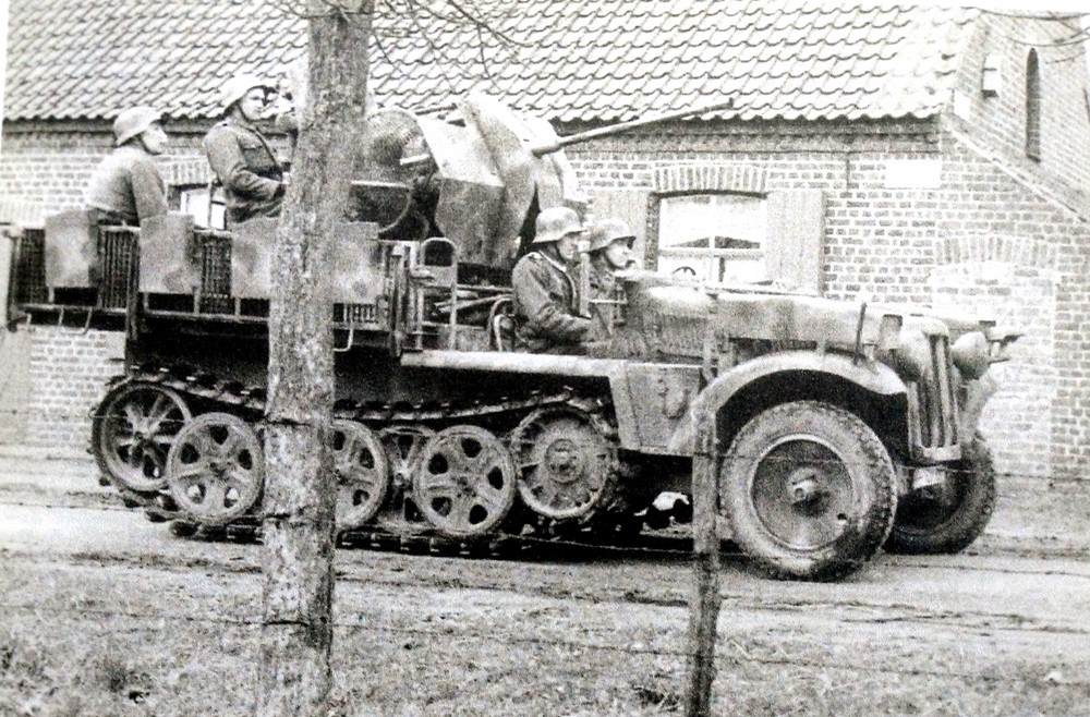 1944年秋天,西线德国战场,一辆Sd.Kfz.10/5半履带防空炮车正在向指定阵地急进。