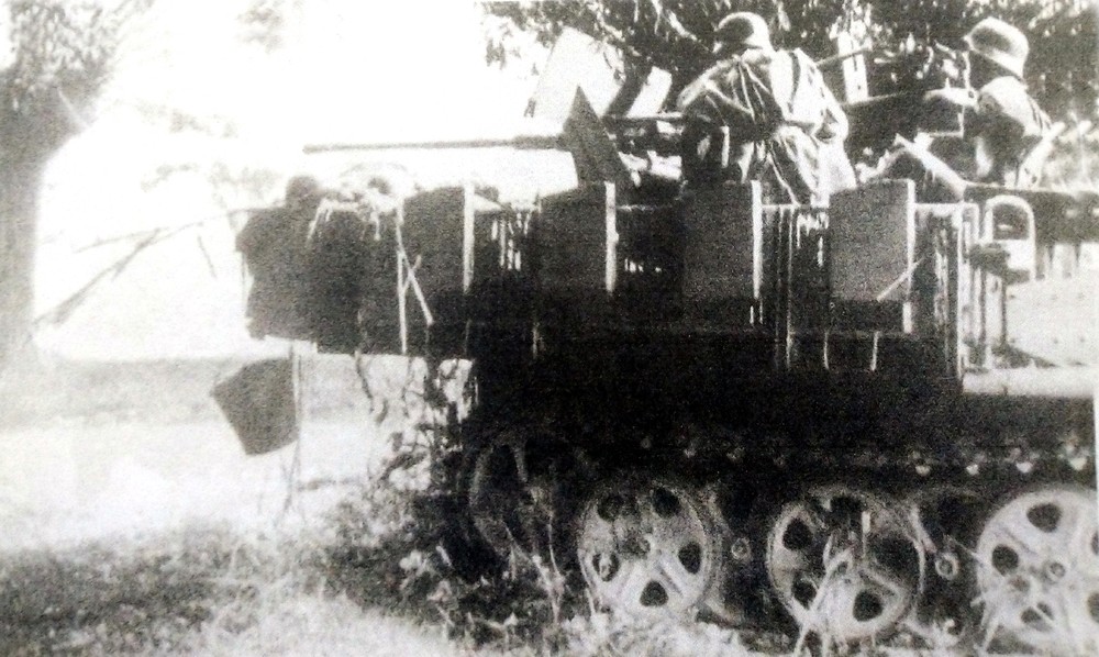 1944年9月,华沙-威拉诺,德军第25装甲师的一辆Sd.Kfz.10/5半履带防空炮车在阻击横渡维斯瓦河的苏军部队。