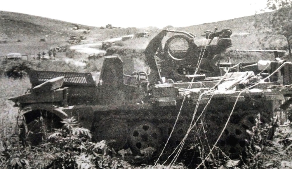 1944年夏天,西线意大利战场,一辆被盟军击毁的Sd.Kfz.10/5半履带防空炮车。