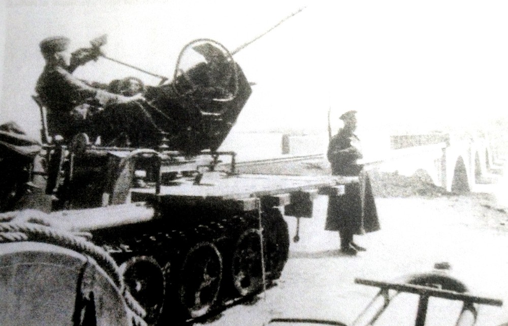 1941年4月,保加利亚鲁塞地区,一辆守卫在杜奈河一条桥梁上、隶属德军「戈林将军」高射炮团的Sd.Kfz.10/4半履带防空炮车。