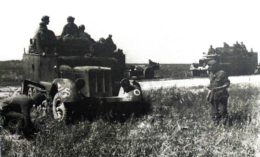 1940年,附属于德军第15步兵师的3吨级Sd.Kfz.11(H Kl 6)半履带车搭载着40式100毫米迫击炮连向前线进发。