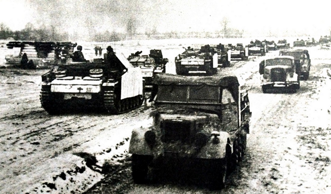 1944年,东线战场,一队正在向后方转移的德军Sd.Kfz.11/2(H Kl 6S)半履带车,由于Sd.Kfz.11/2半履带车并非用于直接作战,因此它们常做为拖车或弹药运输车来使用。