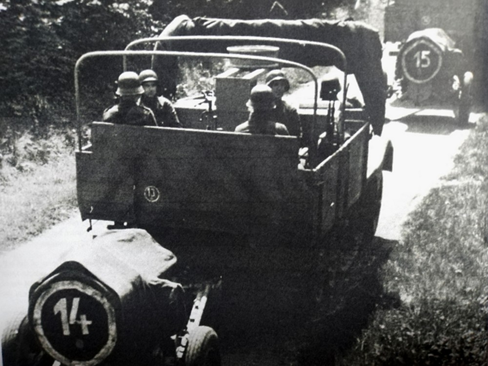 1944年,西线战场,德军一辆不明单位(隶属火箭炮部队)的Sd.Kfz.11/4(H Kl 6N)半履带车拖带着210毫米42式火箭炮发射器在法国公路上行进。