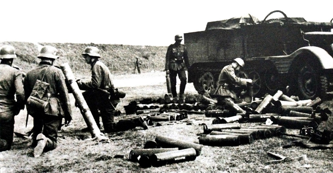 1939年,一辆Sd.Kfz.11/1半履带车搭载德军第1(摩托化)迫击炮营100毫米35式迫击炮连到达战场后,炮连士兵下车架设迫击炮投入战斗。