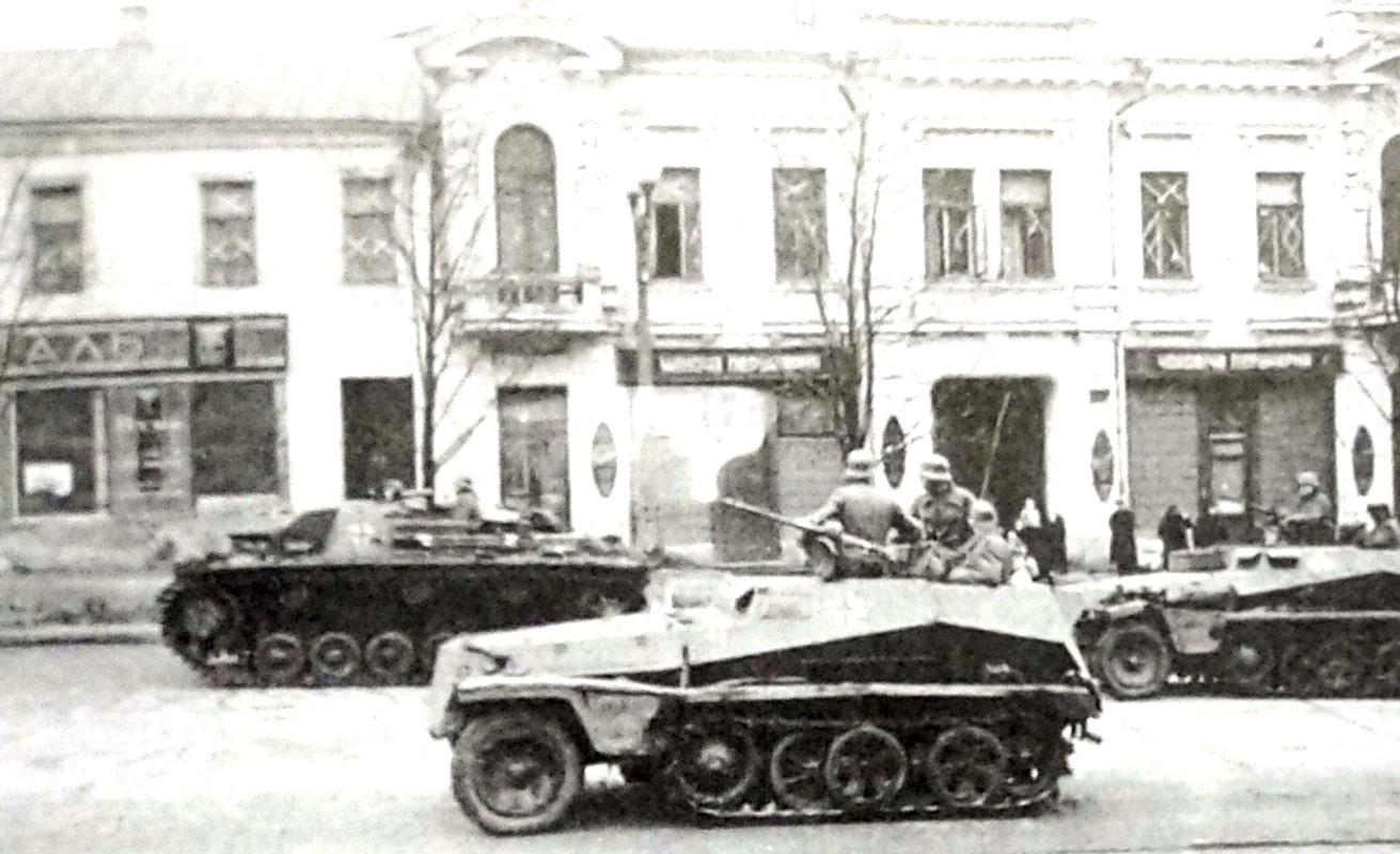 1941年10月,东线苏联战场,莫斯科战役中伴随德军Ⅲ号自行突击炮车向前线进发的250/1(Alt)型半履带装甲运兵车。