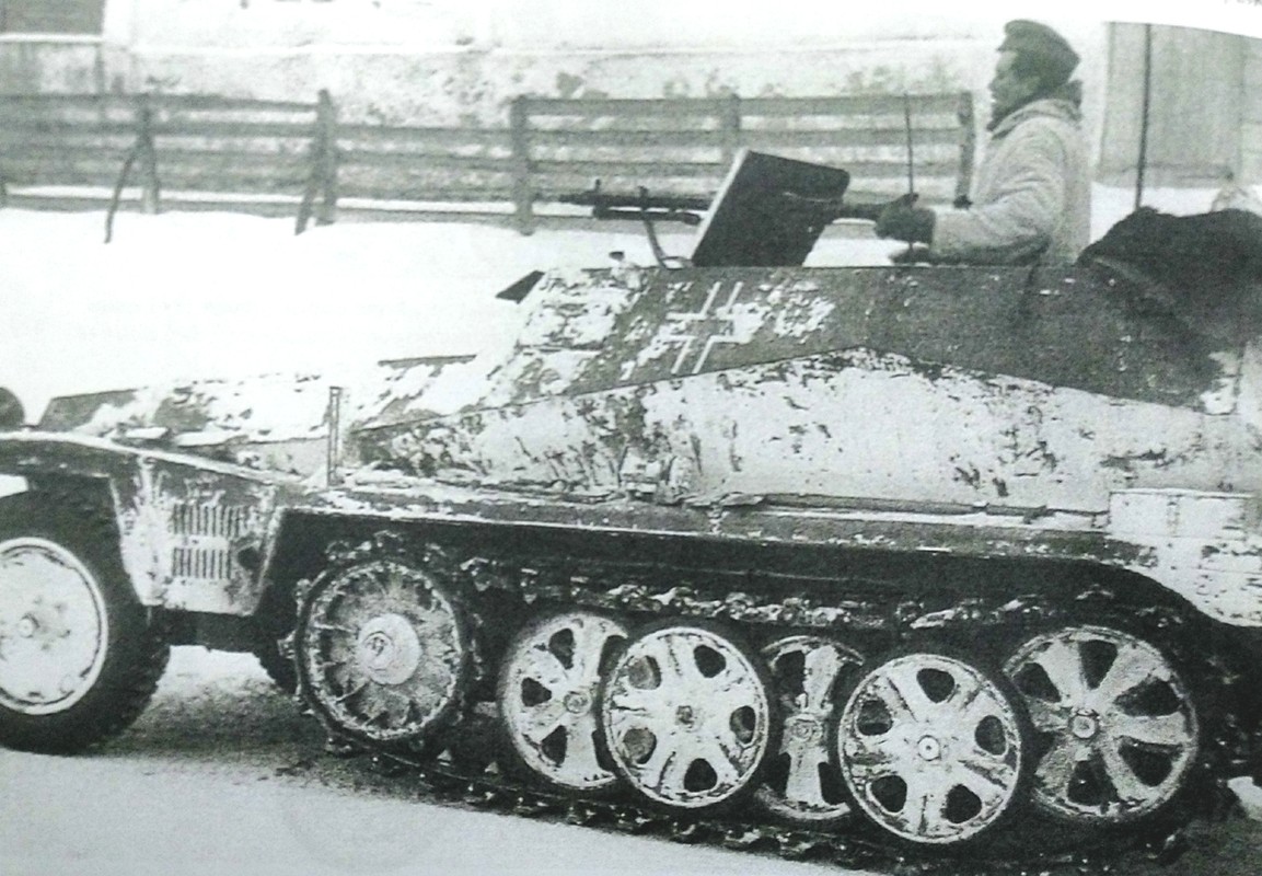 1943年3月,东线苏联战场哈尔科夫地区,正向前线开进的隶属武装党卫军第2「帝国」装甲掷弹兵师的250/1(Alt)型半履带装甲运兵车。