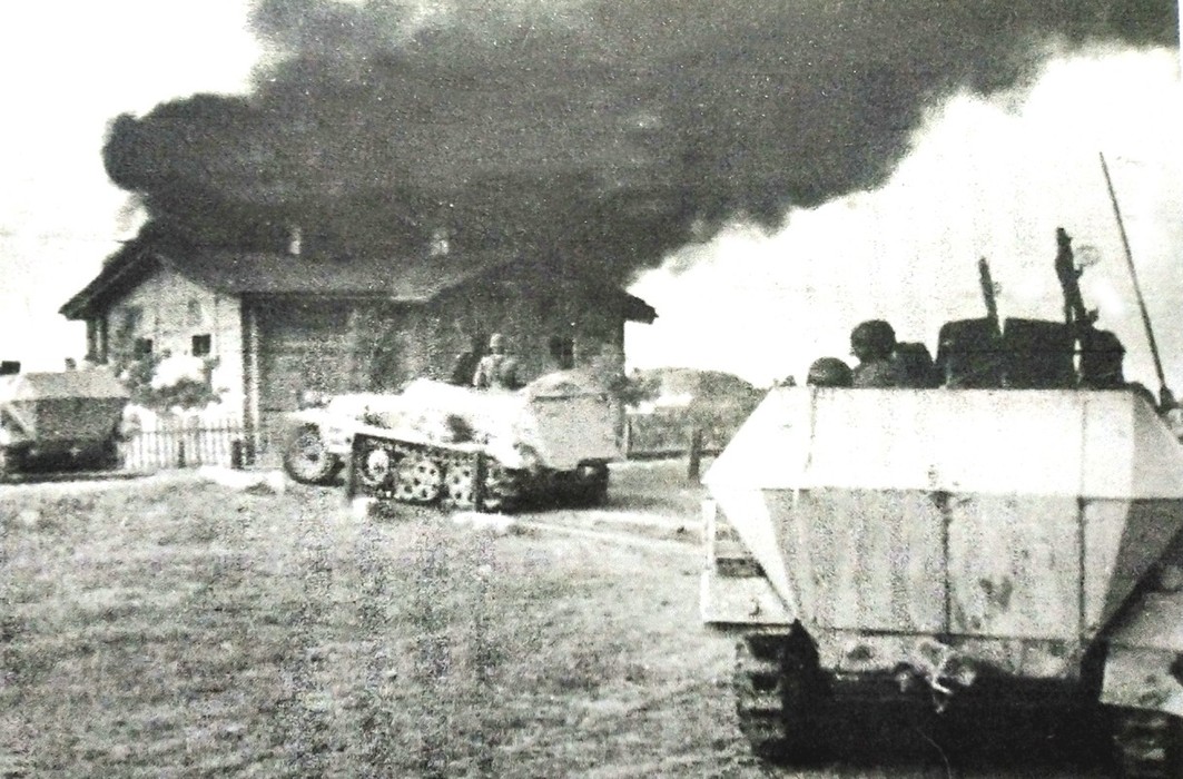 1943年,东线苏联战场,德军装甲部队的一队250/1型半履带装甲运兵车搭载德军正穿过一个已占领的村庄。图中村庄的房屋正冒着浓烟,显然此处刚经历过一场激烈的战斗。