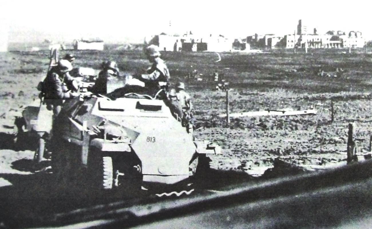 1944年3月,西线意大利战场,隶属德军第3装甲掷弹兵师的2辆250/1(Alt)型半履带装甲运兵车。