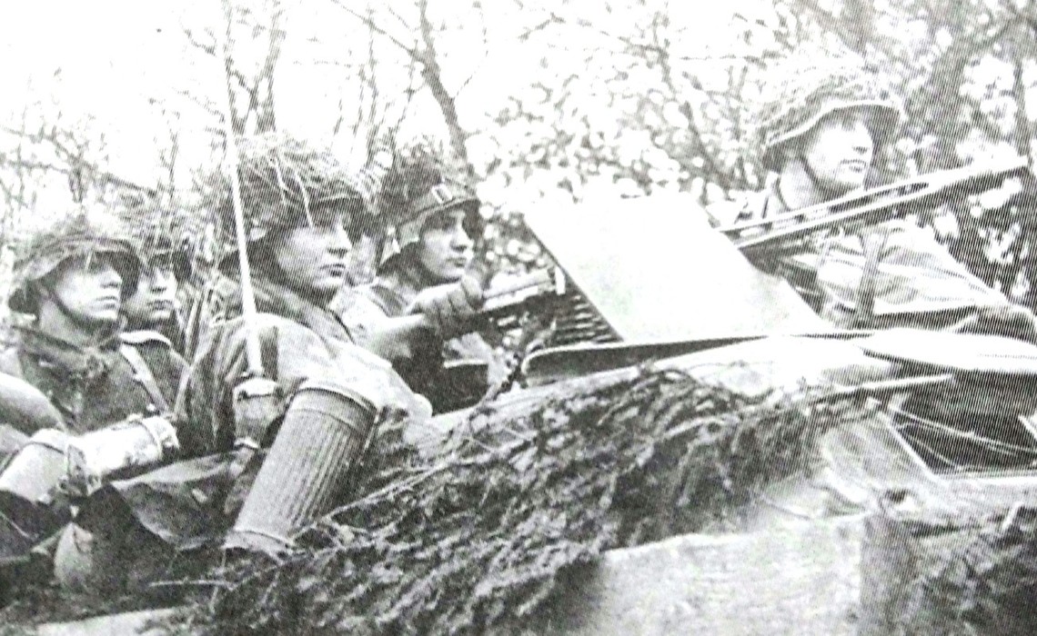 1944年,西线战场,德军一辆满载乘员的250/1(Neu)型半履带装甲运兵车,士兵操纵的是MG42型机枪。