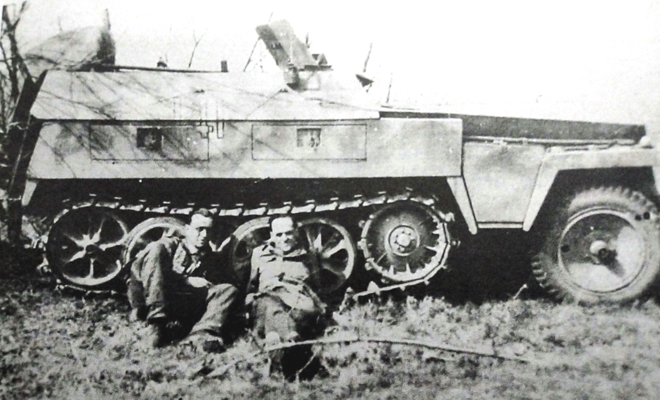 两名德军士兵在一辆250/1(Neu)型半履带装甲运兵车旁照相留念。250/1(Neu)型半履带装甲运兵车是在1943年底开始装备德军部队的。