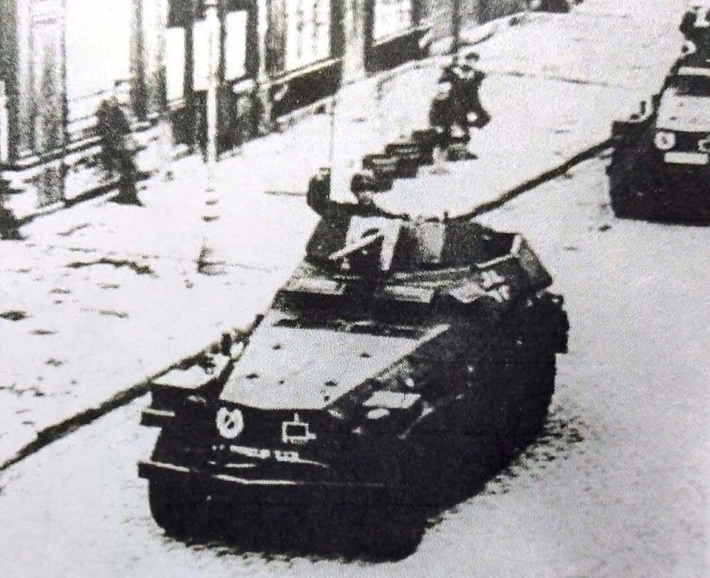 1942年7月,西线战场,德国武装党卫军第1「阿道夫•希特勒警卫旗队」装甲师的一辆250/10半履带装甲炮车正行驶在法国一城市的街道上。