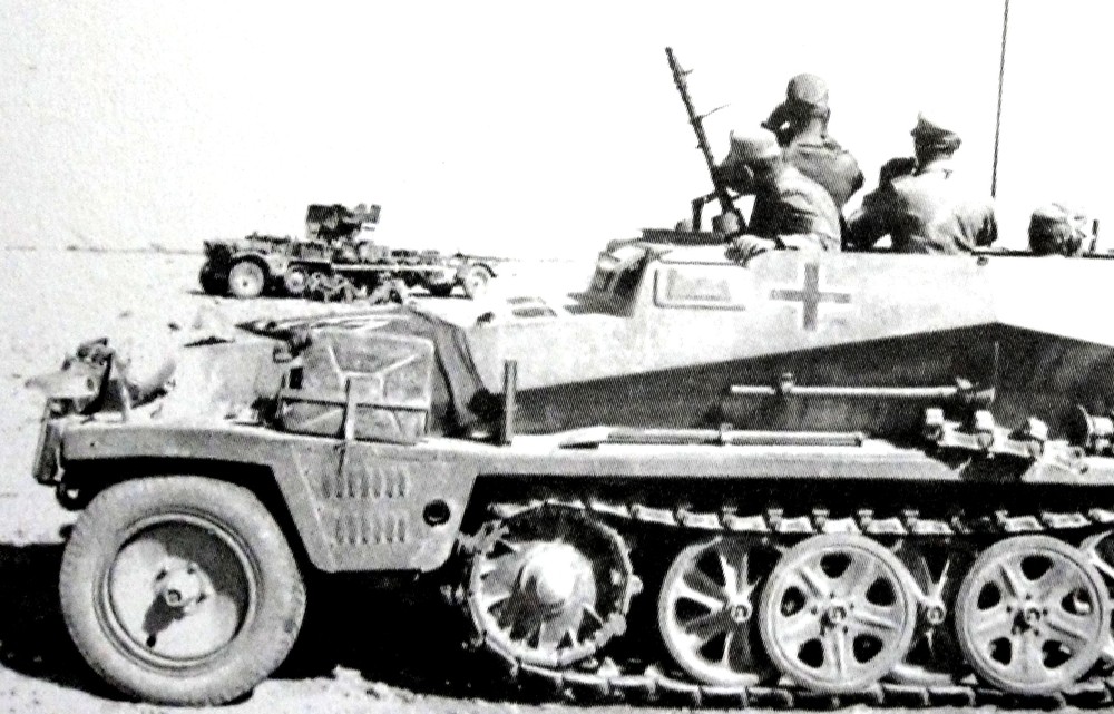 隶属德国非洲军团指挥官隆美尔元帅军部的其中一辆Sd.Kfz.250/3 Ⅳ(Alt)型半履带装甲通讯指挥车,由隆美尔元帅贴身护卫队军部直属战斗队指挥官鲁道尔夫·基尔上尉使用。
