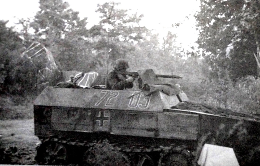 1944年秋天,西线战场荷兰地区,在一辆Sd.Kfz.250/3 Ⅰ(Neu)型半履带装甲通讯指挥车上,一名车组成员正用机枪向英国伞兵射击。可见,该型车虽是通讯专用车,但在战场需要时,也得作战斗车辆用。