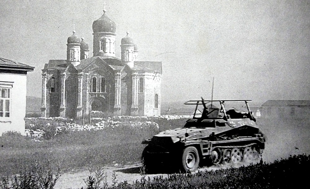 1942年,一辆奔驰在东线苏联战场上德军连(或营)级指挥官使用的Sd.Kfz.250/3 Ⅳ(Alt)型半履带装甲通讯指挥车。