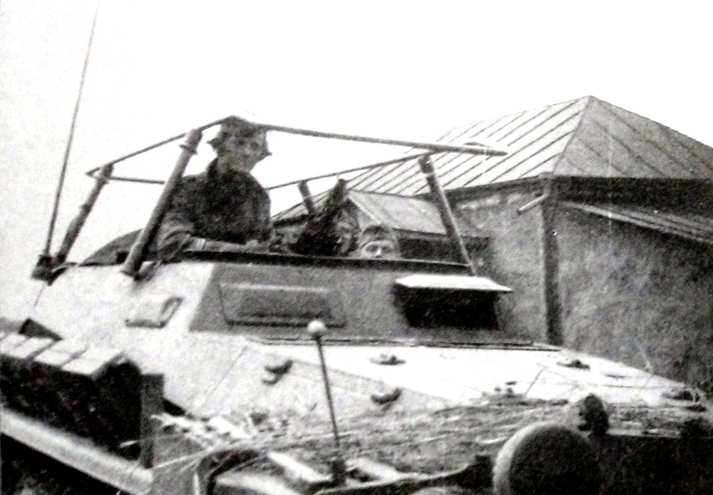 1942年,东线苏联战场,隶属德军「大德意志」装甲掷弹兵师摩托化营第2连连长使用的一辆Sd.Kfz.250/3 Ⅳ型半履带装甲通讯指挥车,该车的机枪是MG42型。