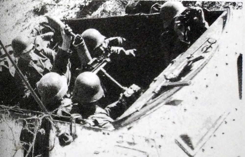 1941年～1942年冬季，东线苏联战场，德军某装甲掷弹兵团的一辆251/2 C型半履带装甲迫击炮车的炮组成员正在发射迫击炮弹。
