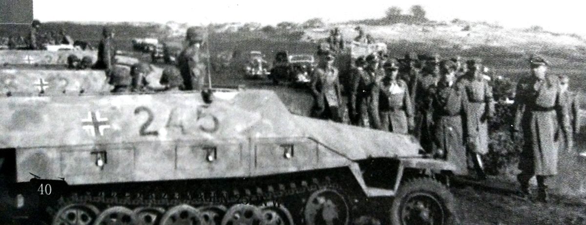 1943年末期，在东线苏联战场，一支装备251/2 Ausf.D型半履带装甲迫击炮车的德国武装党卫军的部队正在接受检阅。从1943年开始，采用251系列D型车体改装的迫击炮车逐步替代了A、B、C型车。