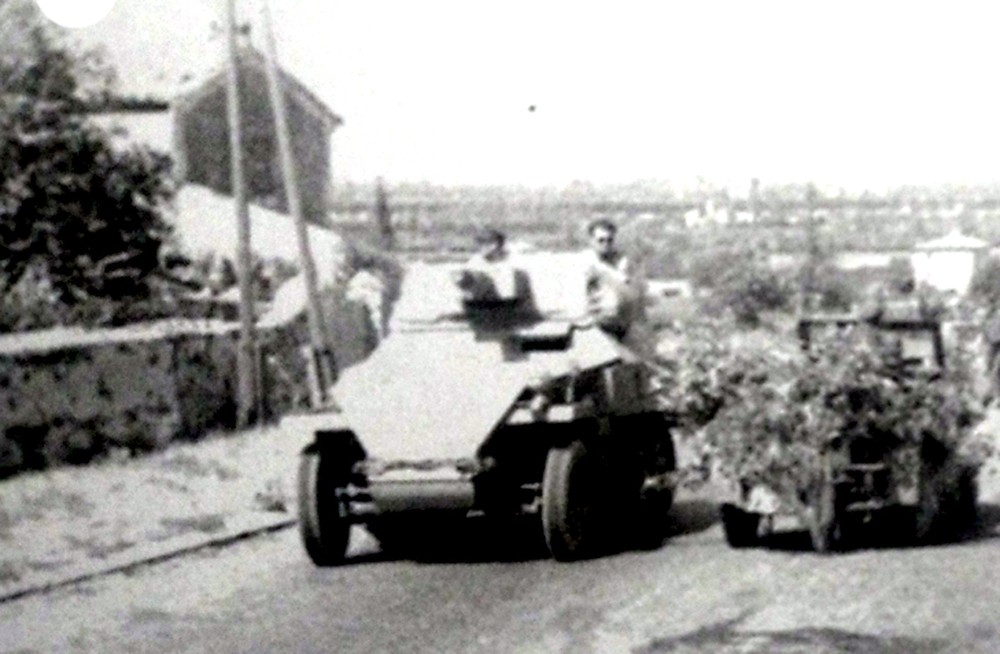 1944年秋天,西线战场,德军的一辆Sd.Kfz.250/8 Neu半履带装甲突击炮车正在公路上行进。