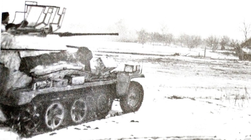 1943年冬天,东线苏联冰天雪地的战场,一辆正在执行侦察任务的德军Sd.Kfz.250/9 Alt型半履带装甲侦察车。