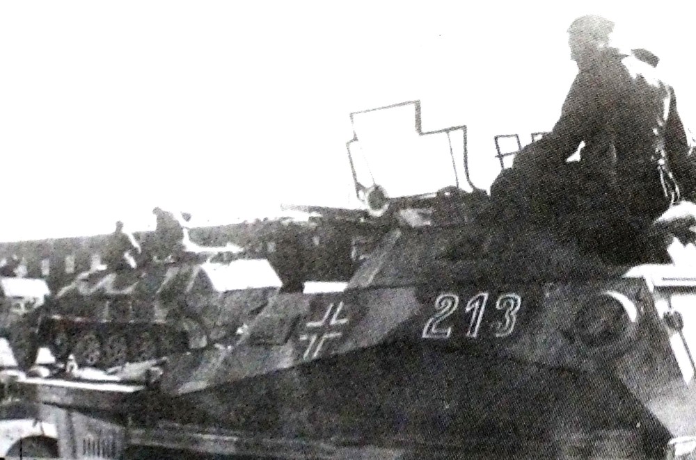 一辆正在苏联战场上行进的德军Sd.Kfz.250/9 Alt型半履带装甲侦察车。