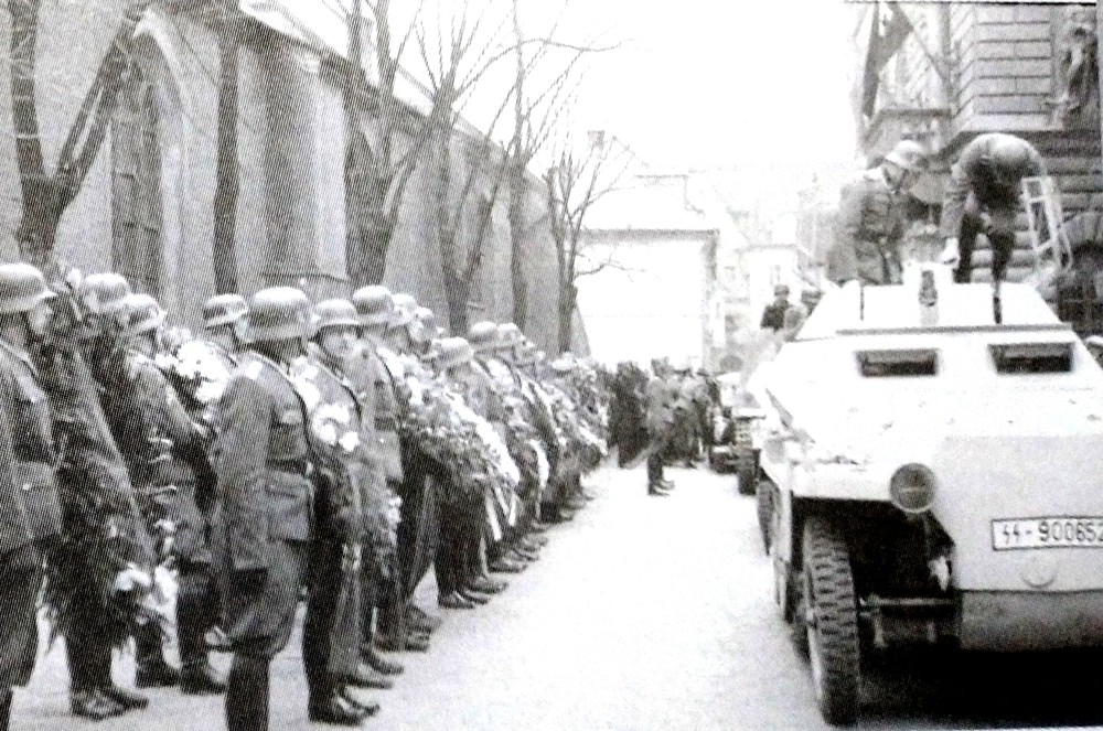 1944年5月,德军欢送一支德军部队开赴战场,部队领头的一辆Sd.Kfz.250/9 Alt型半履带装甲侦察车车组成员正在进入车内,准备出发。