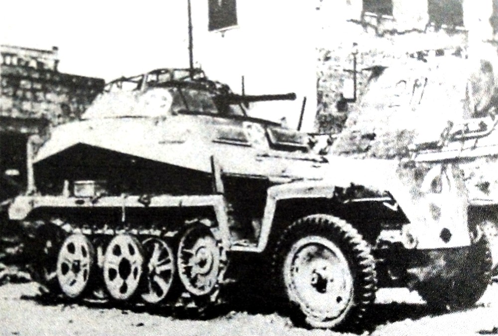 1944年,西线法国战场,德军一辆不明单位的Sd.Kfz.250/9 Alt型半履带装甲侦察车。